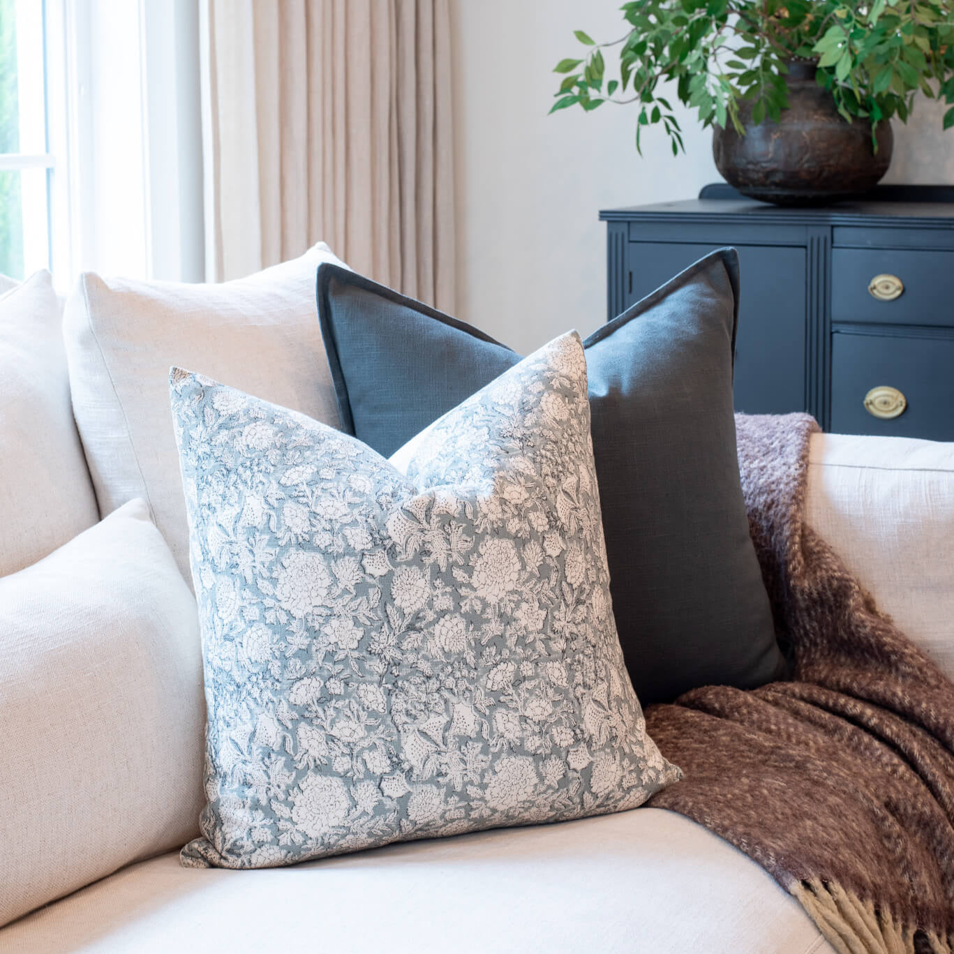 **FLAWED** Gávea Solid Color Pillow Cover | Charcoal Gray